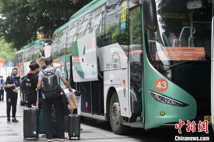 小学生肖仪很是沉沦航模飞机，爸爸说好带他往看航模飞机角逐，却因爸爸被委任为印刷分厂厂长，工作忙而屡屡食言。肖仪父亲接印的却冒充“年夜力神”口服液的伪商标。肖仪发现后，和爸爸产生了冲突。回抵家后，爸爸向肖仪诠释本身不知造假的事。肖仪相信了他，爸爸送了一架航模飞机给肖仪。一天肖仪在家里接到一个打单爸爸的德律风，便决议和小火伴们往寻觅证据，不意被造假的草头王一伙关了起来。并发现爸爸也被关在里面，父子俩牢牢搂在一路。肖仪把航模飞机从窗口放出往给外面的小火伴送信，他们当即往报警，一举摧毁了这个造假黑窝。